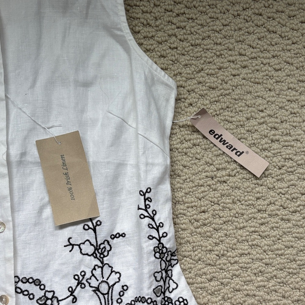 Elegant White Sleeveless Irish Lace Shirt with Black Embroidery - Picture 3 of 5